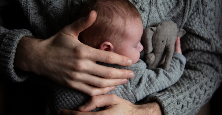 Neu-Onkel überrascht bei 1. Baby-Umarmung die ganze Familie